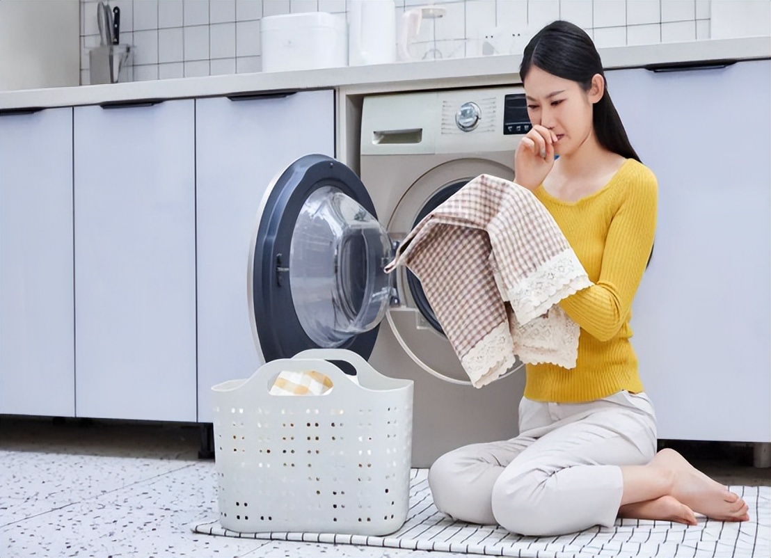 女子腹部痒，医生用镊子夹出16只阴虱！原来阴虱有4个传播途径