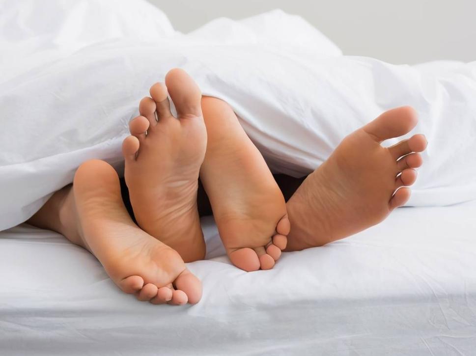 女子体内有蜱虫被医生拿镊子拔出,女子身上长虫医生拿镊子治疗