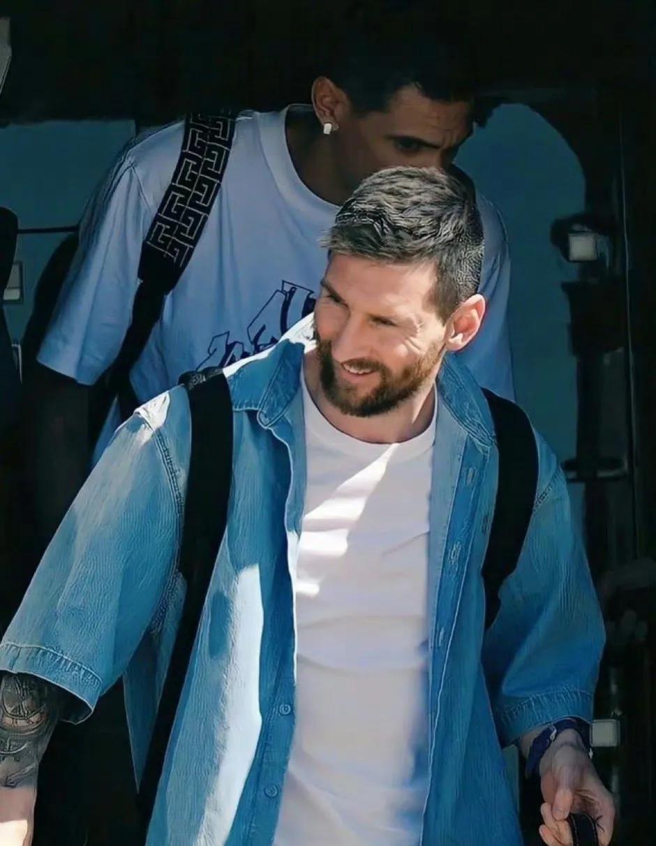 梅西刚下飞机就被球迷围住合影,梅西下飞机场面