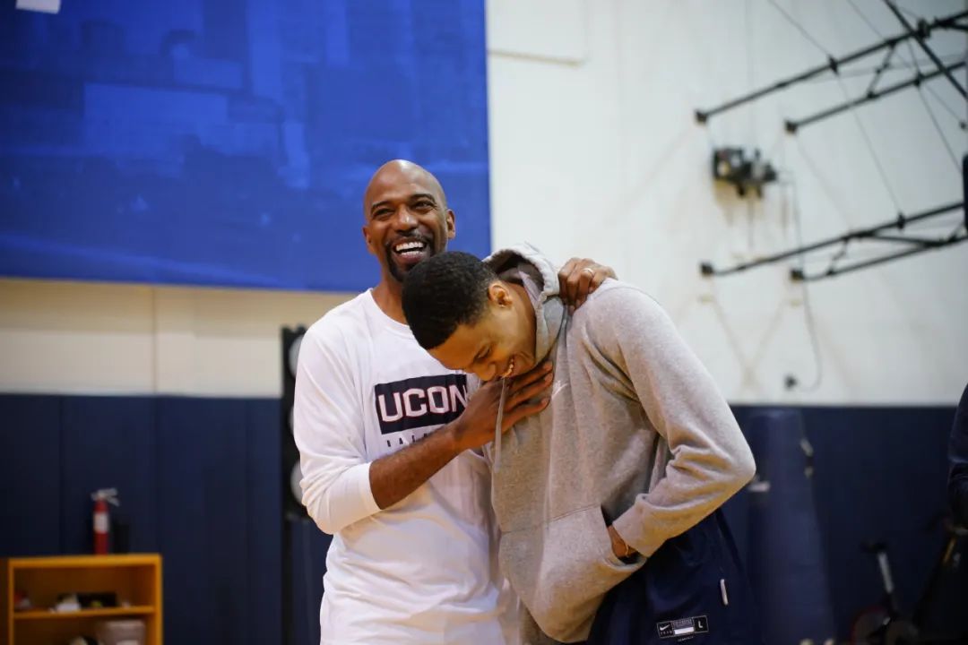 ncaa疯狂进三分,ncaa篮球三打五逆风翻盘