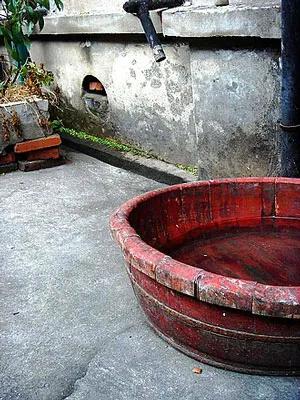 你可还记得黑白电视机上的彩色贴膜？回顾一些八九十年代生活用品