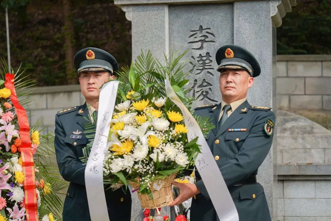 解放军清明缅怀红军先烈活动,清明祭奠革命先烈解放军鸣枪