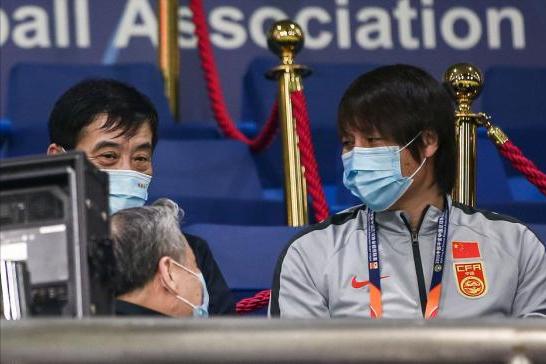 陈戌源终现身，球迷愿望落空，释放三大信号！足协重掌国足大权