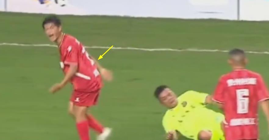 黄日华为脚踢球员道歉,黄日华踢球拉拉队