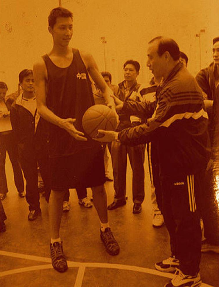 易建联与娇妻荆灵图片,易建联身价上亿迎娶巴西宝贝