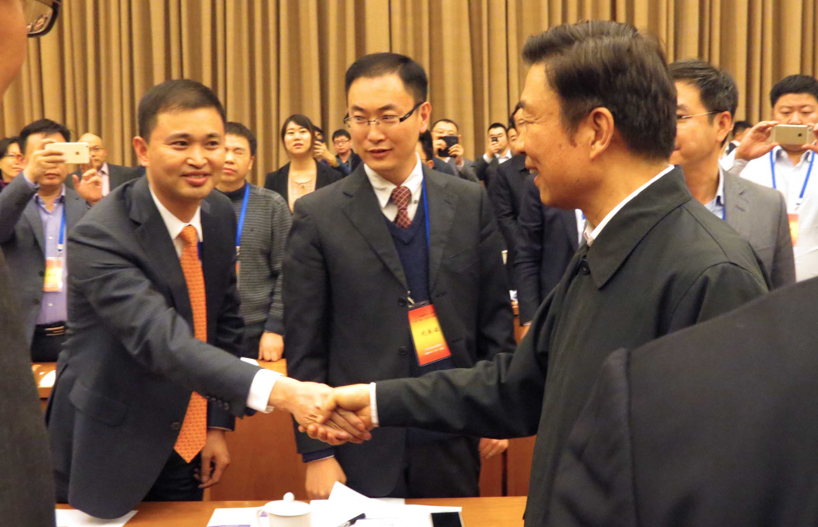 南安又出黑马：18岁闯社会，一手创办百亿帝国，捐款1.2亿