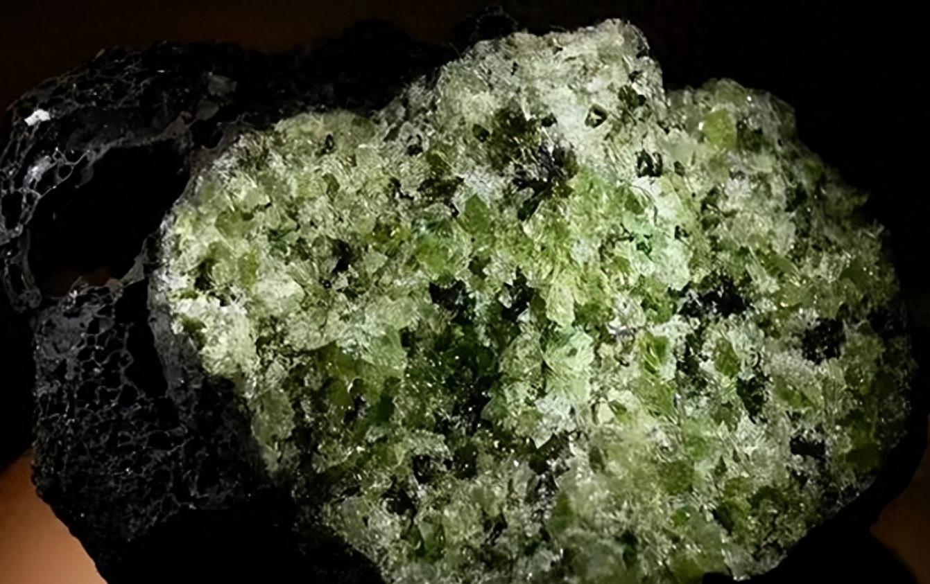 移居十年，捡到600多块河橄榄石，专家建议上交