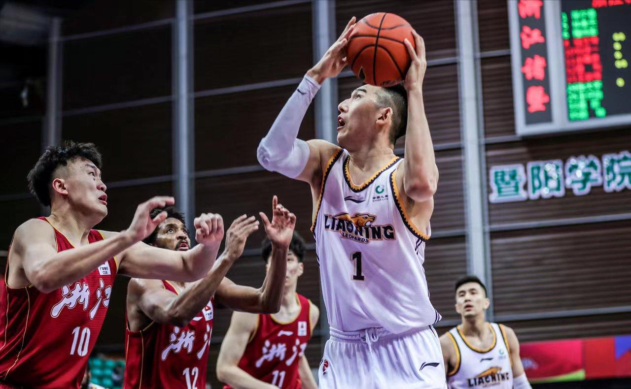 12+9+8！11+12！锋线双子星扛大旗，成辽篮未来，为争冠重要保障