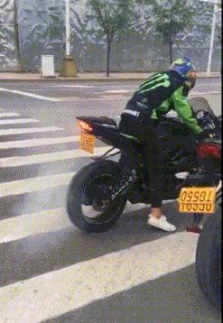 伴娘抢了新娘风头躲角落,伴娘躲在角落玩手机很漂亮