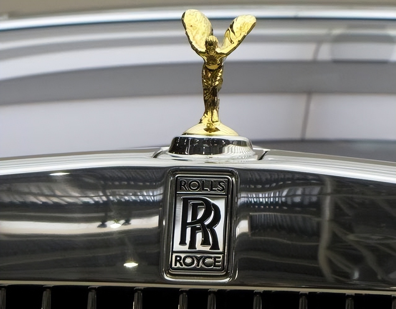 租500万劳斯莱斯去接亲,一大妈讨要红包掰断劳斯莱斯车标