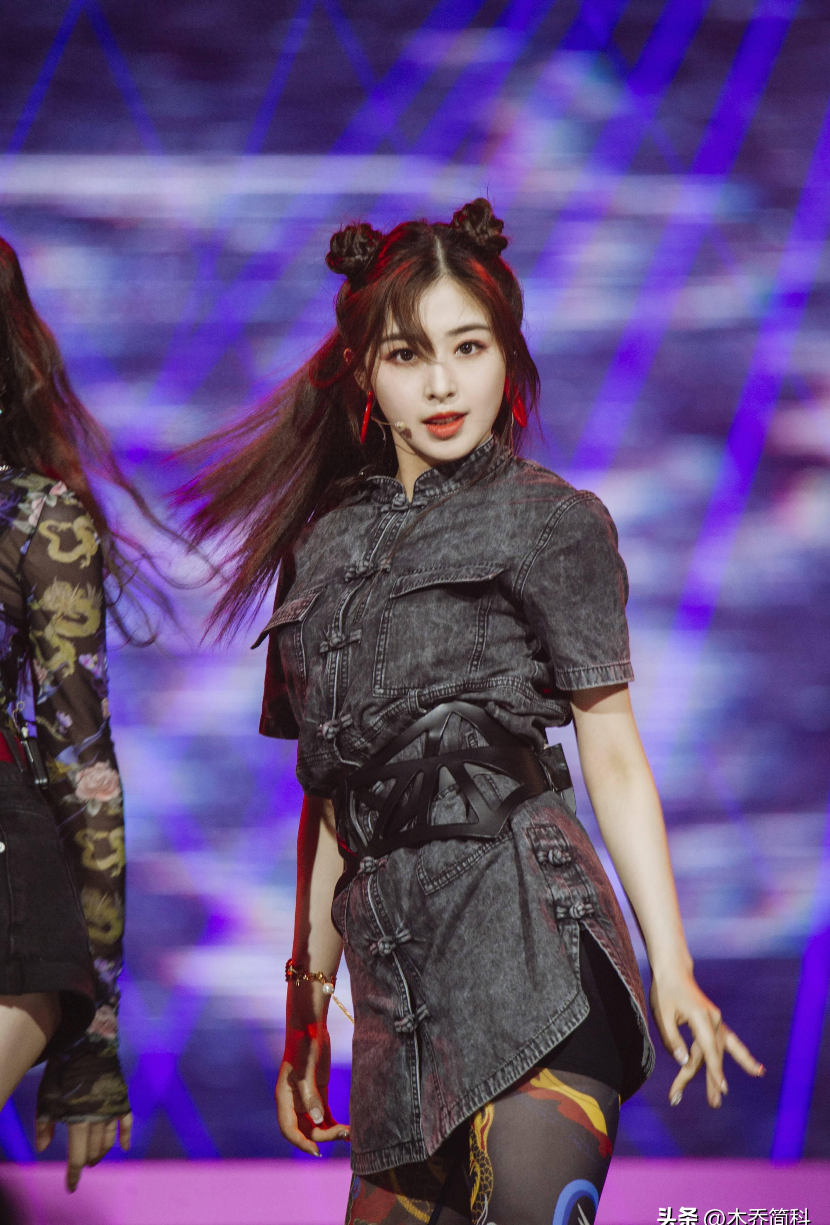 “小丑手”太减分了，这8位女星个个貌美如花，却被手拖后腿