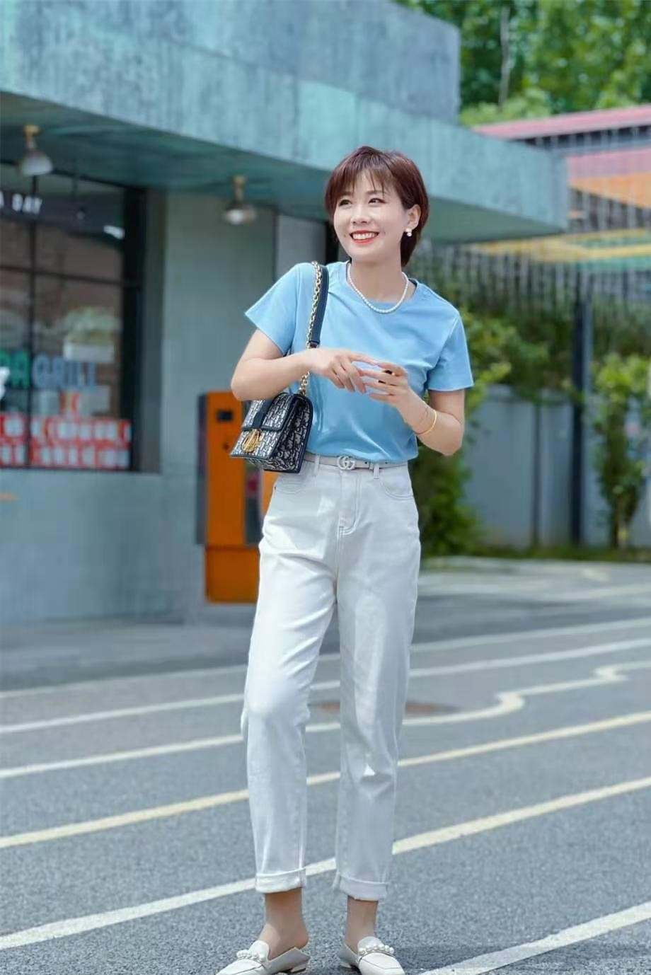 女人尽量少穿黑色衣服,女人到了中年尽量少穿这2个颜色