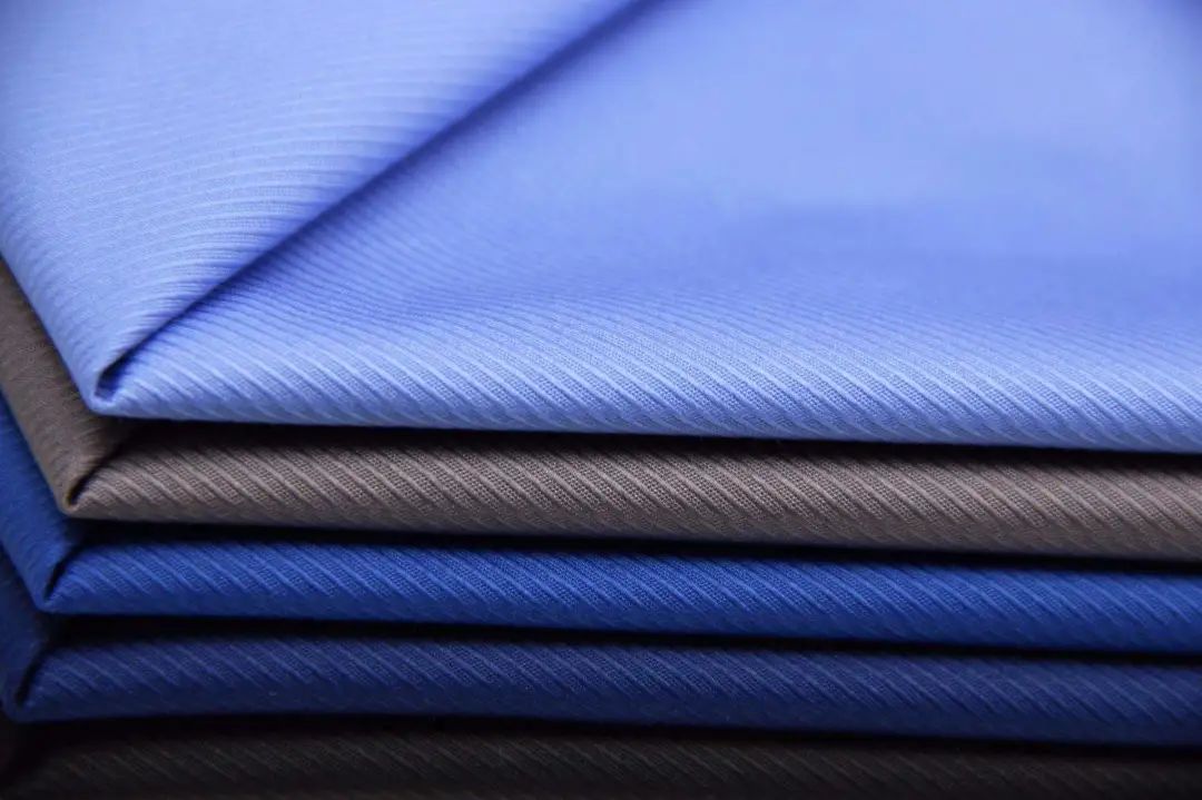 衣服是聚酯纤维面料好还是棉料好,衣服面料是聚酯纤维好还是纯棉好