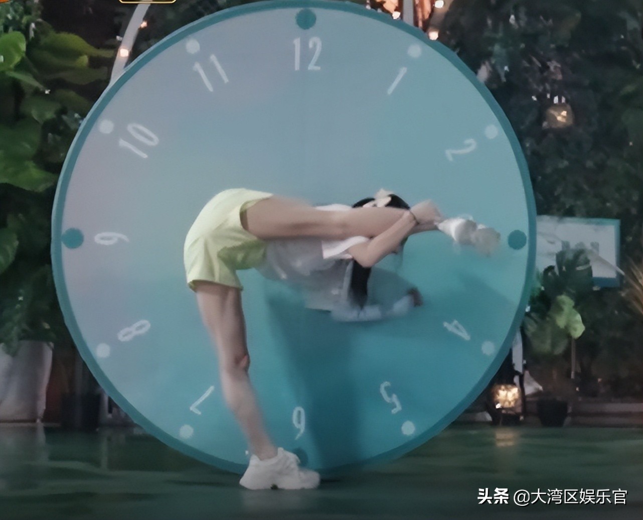 浪姐2左小青表演空中劈叉,浪姐劈叉接力完整版