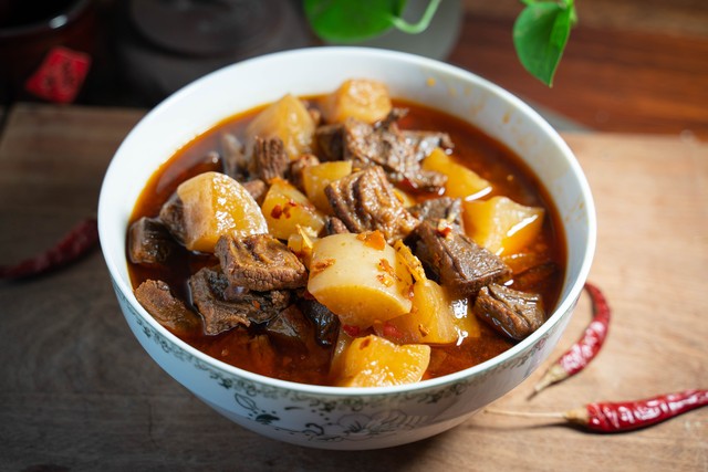 土豆和牛肉一起怎么炖才好吃呢,土豆炖肉和什么菜搭配好吃