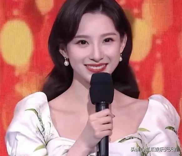 口胡、二本毕业,这3位年轻普通的女主持人凭什么能主持央视春晚?