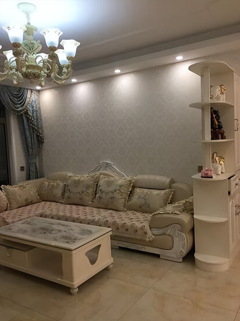 新房装修完毕,120平花了25万,客厅却被小姑子的十字绣毁了