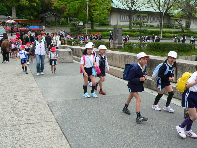 日本孩子冬天穿短裤的教育理念,日本学生冬天穿短裤为什么