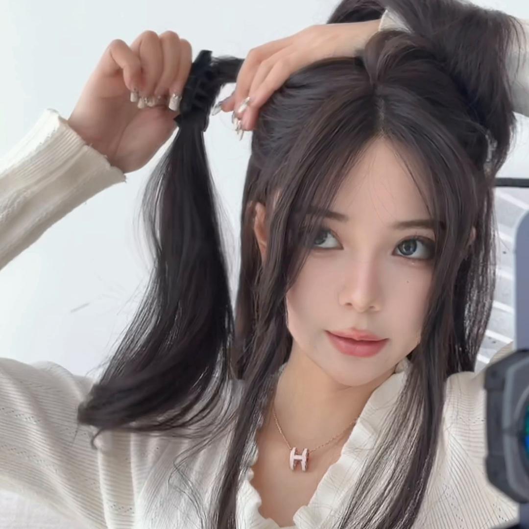 先扎高马尾然后变成甜妹的教程,半扎高马尾甜酷视频教程