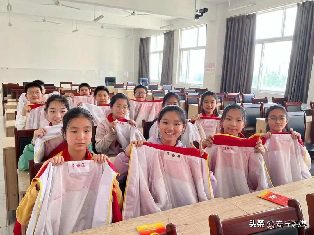 五一劳动节劳动最光荣小学一年级,小学五一劳动节社区劳动实践