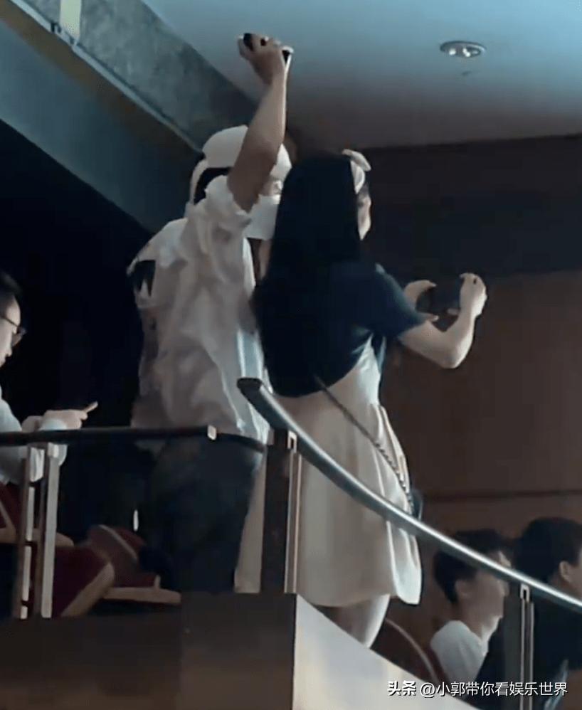 张杰抱双胞胎女儿给谢娜庆生,张杰谢娜双胞胎女儿一起参加综艺