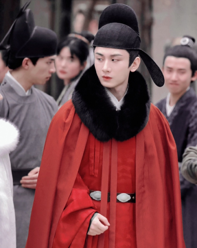 曝知名男星主动发私人照给富婆，对方为其花费千万，却遭粉丝怒骂