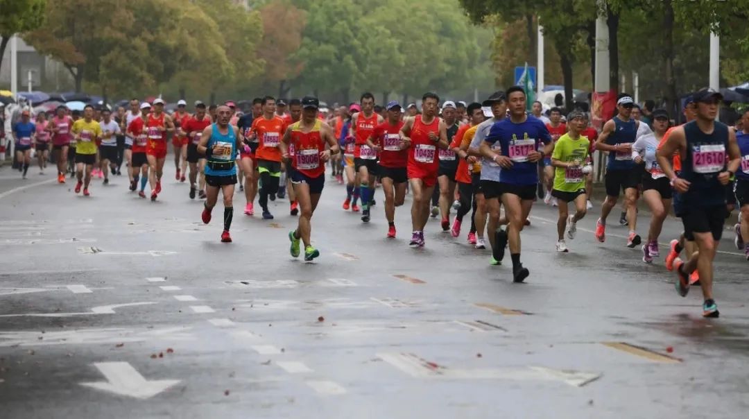 跑进马拉松，正在成为中年男人的新式“*药春**”