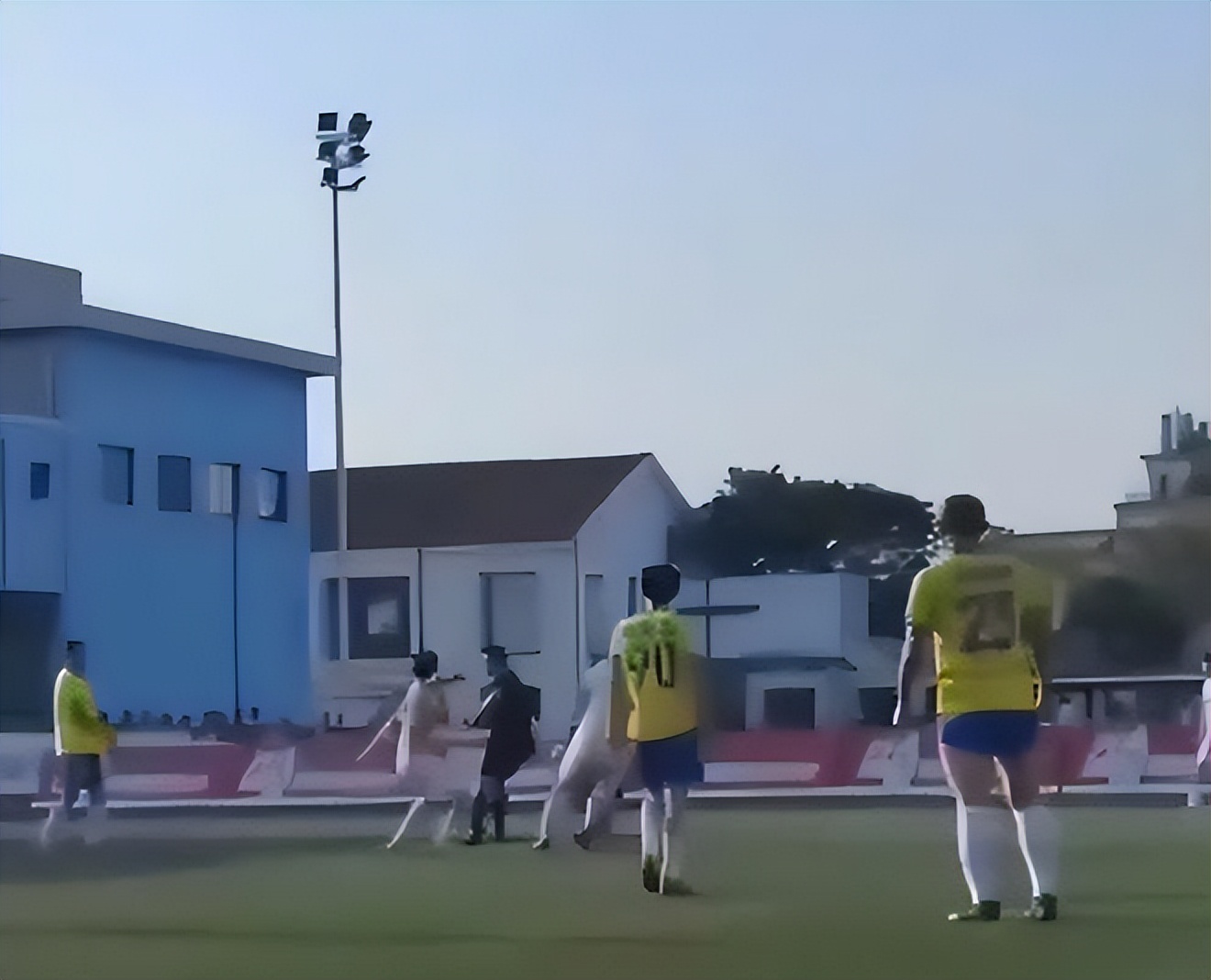 足球场上暴打裁判的瞬间,足坛十大暴打裁判