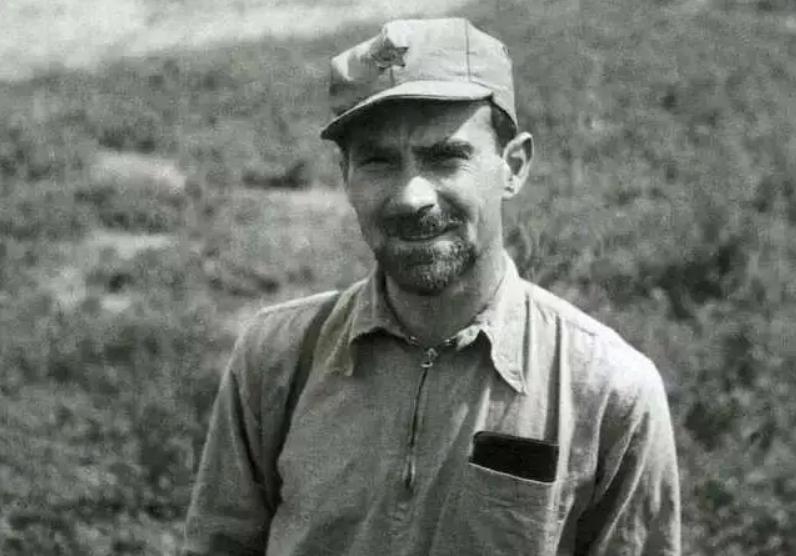 *先念李**抽雪茄烟，毛主席看了半天：你有这么好的烟，咋不介绍给我