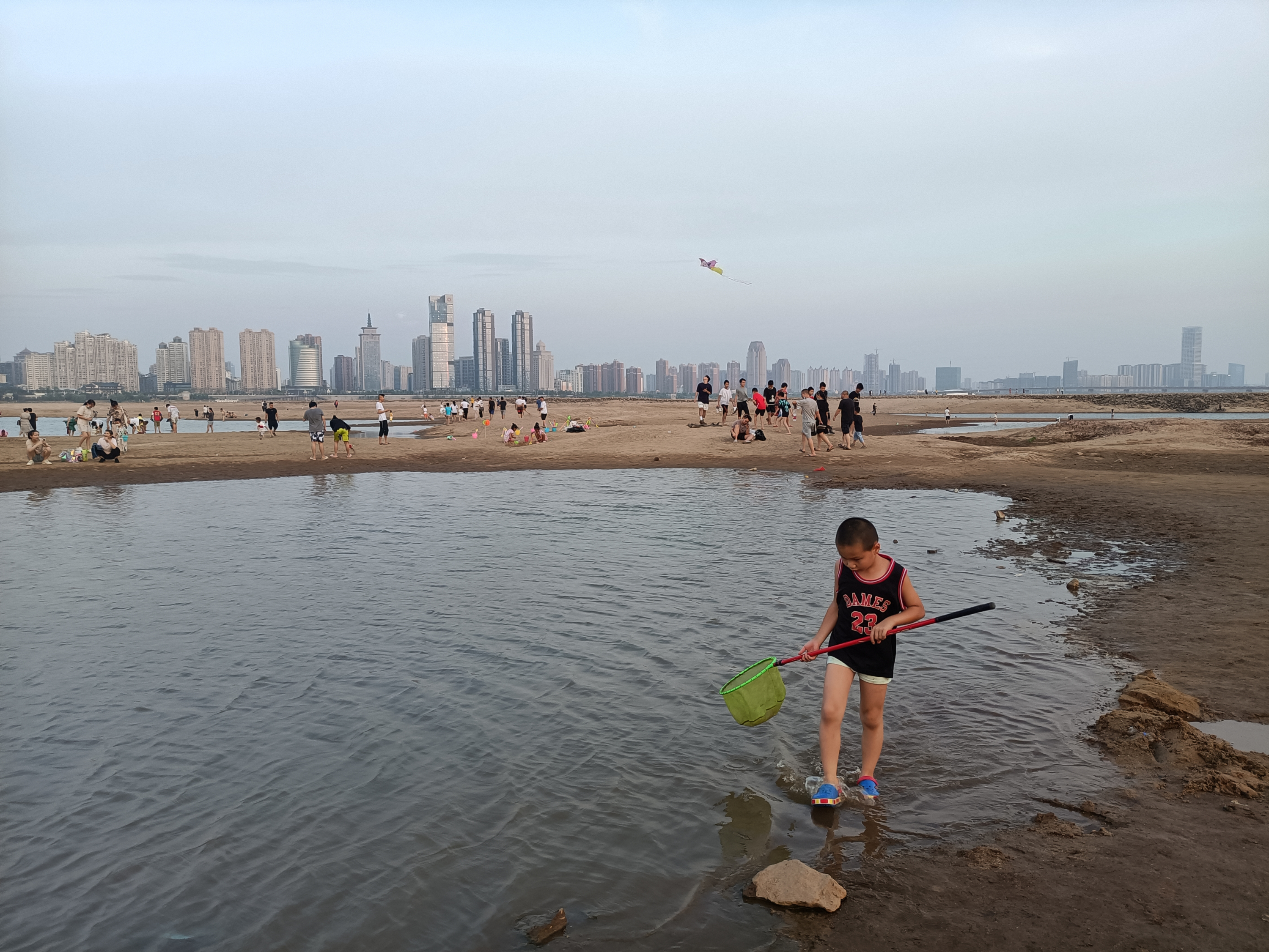 赣江捞河蚌,玩沙子的河边