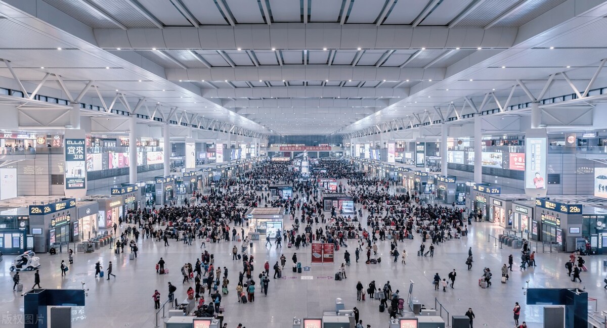 铁路职工拿工作证，可以带家属免费坐火车？