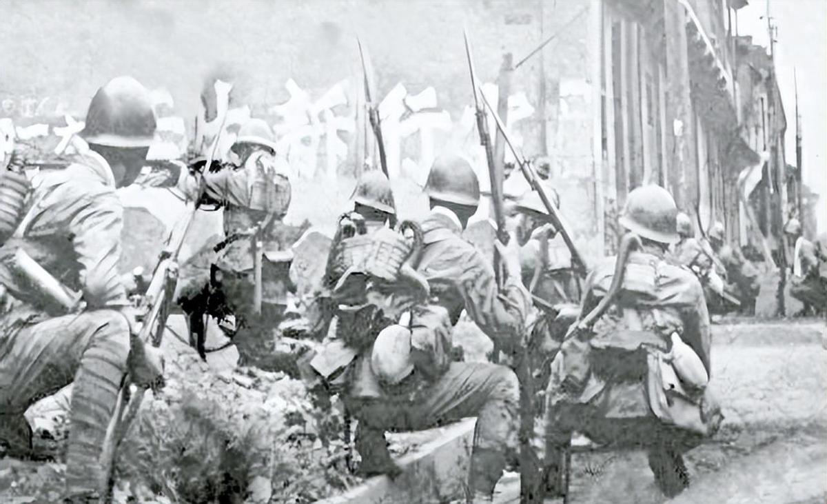 女子穿日军军装拍照被拘留,女子穿侵华日军服装摆拍新闻视频