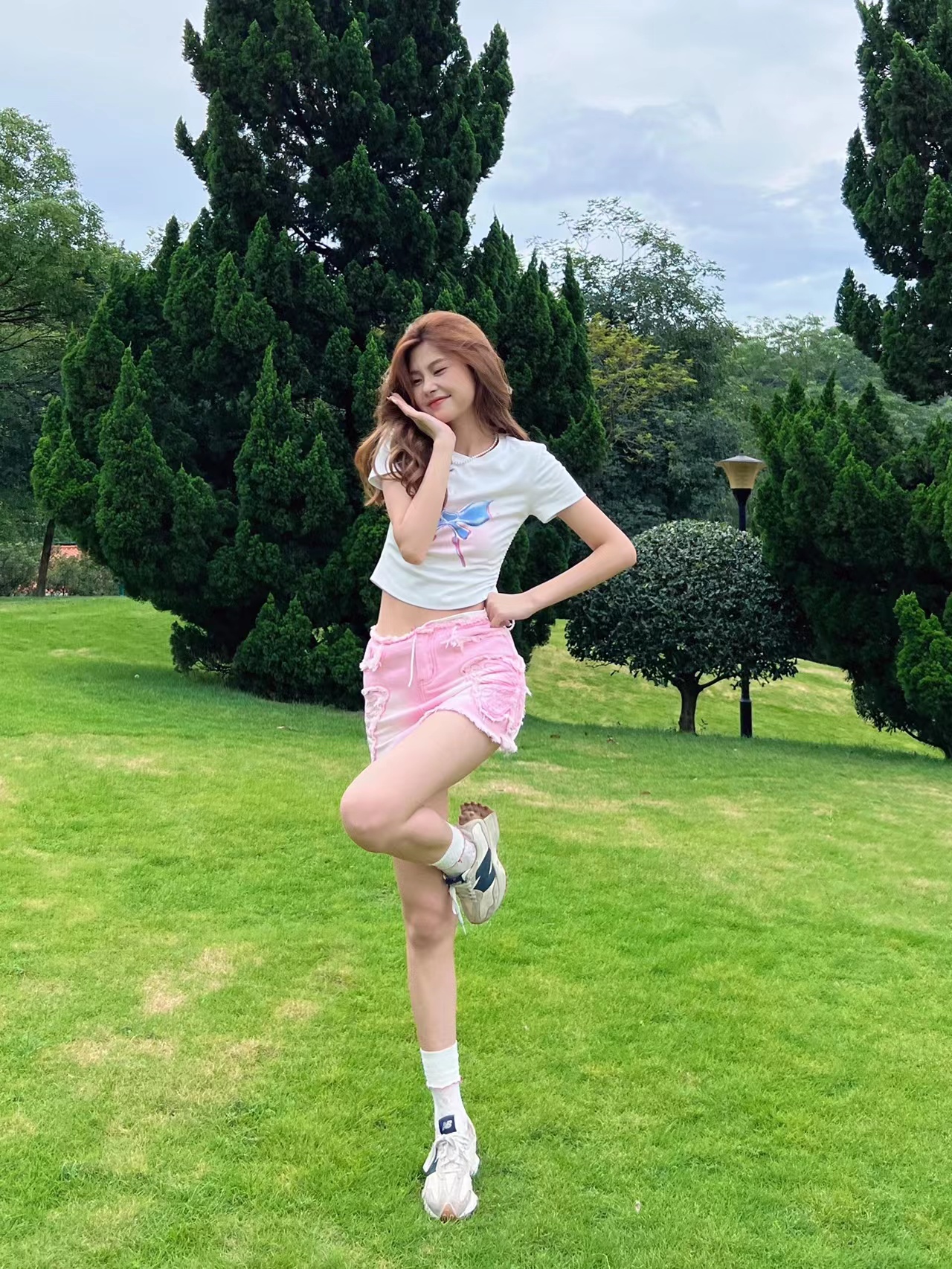 公园草坪爆款拍照技巧摆姿势,初秋公园草地拍照怎么拍出高级感