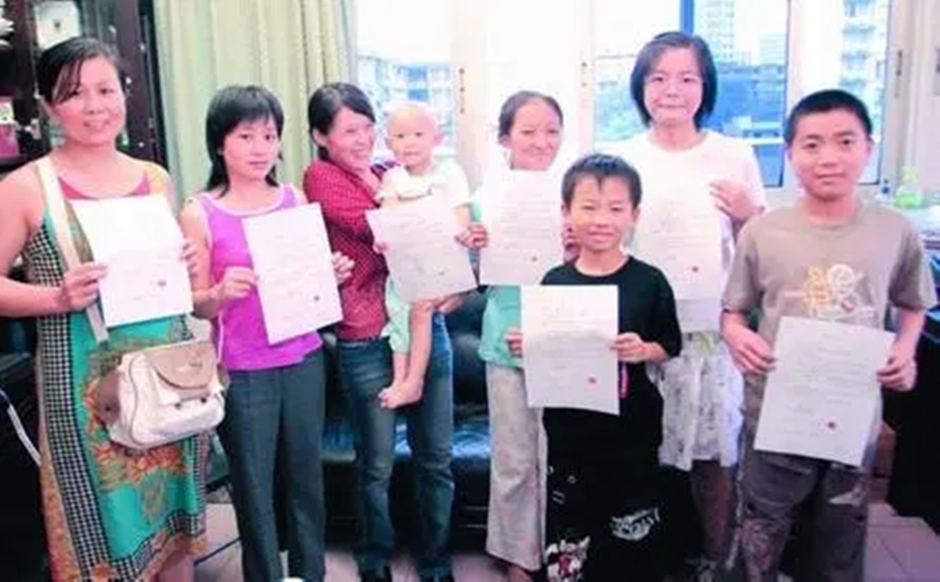 小女孩得了白血病因为穷放弃治疗,13岁女孩患白血病求妈妈放弃治疗