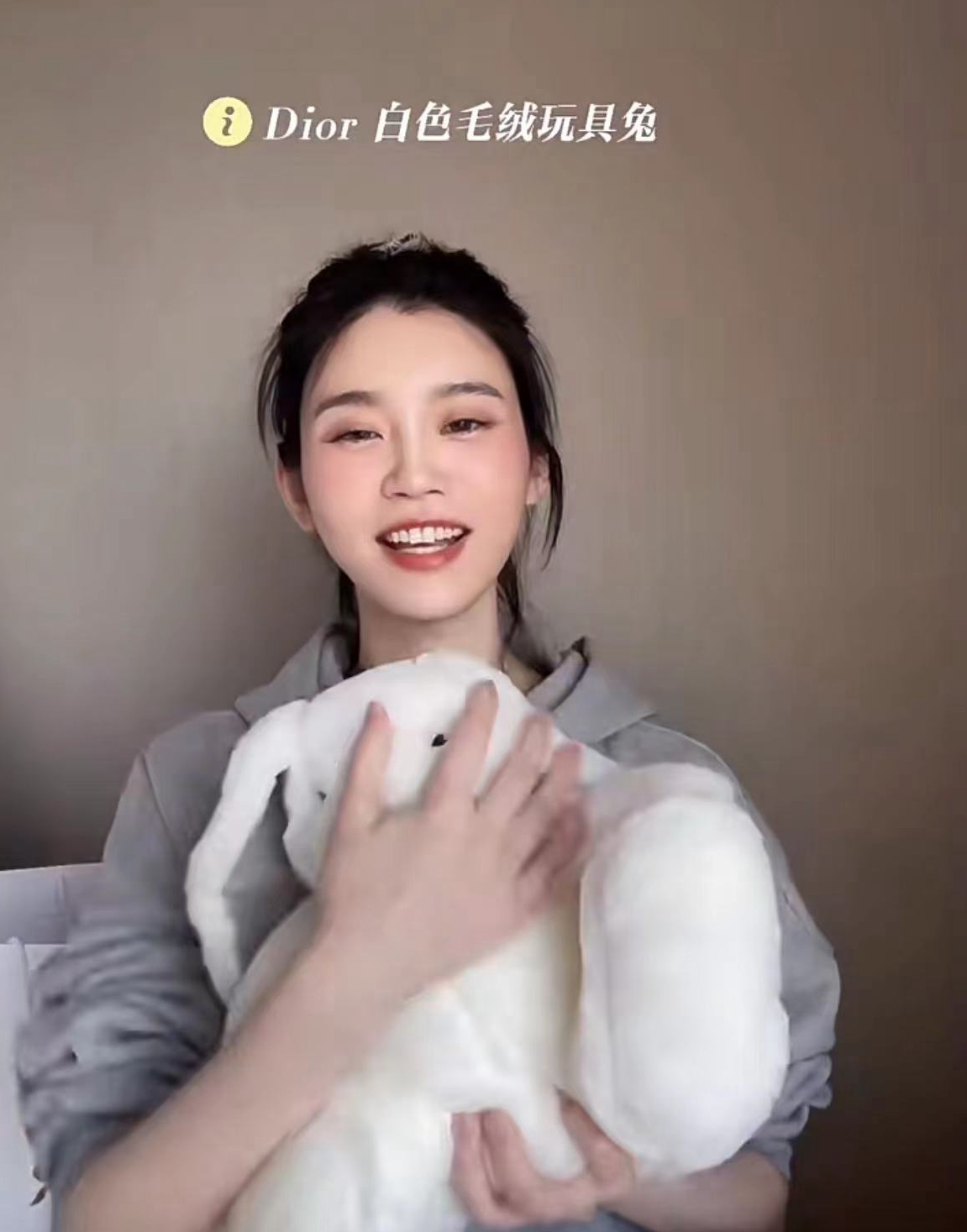 奚梦瑶1岁女儿背名牌包,奚梦瑶女儿庆生