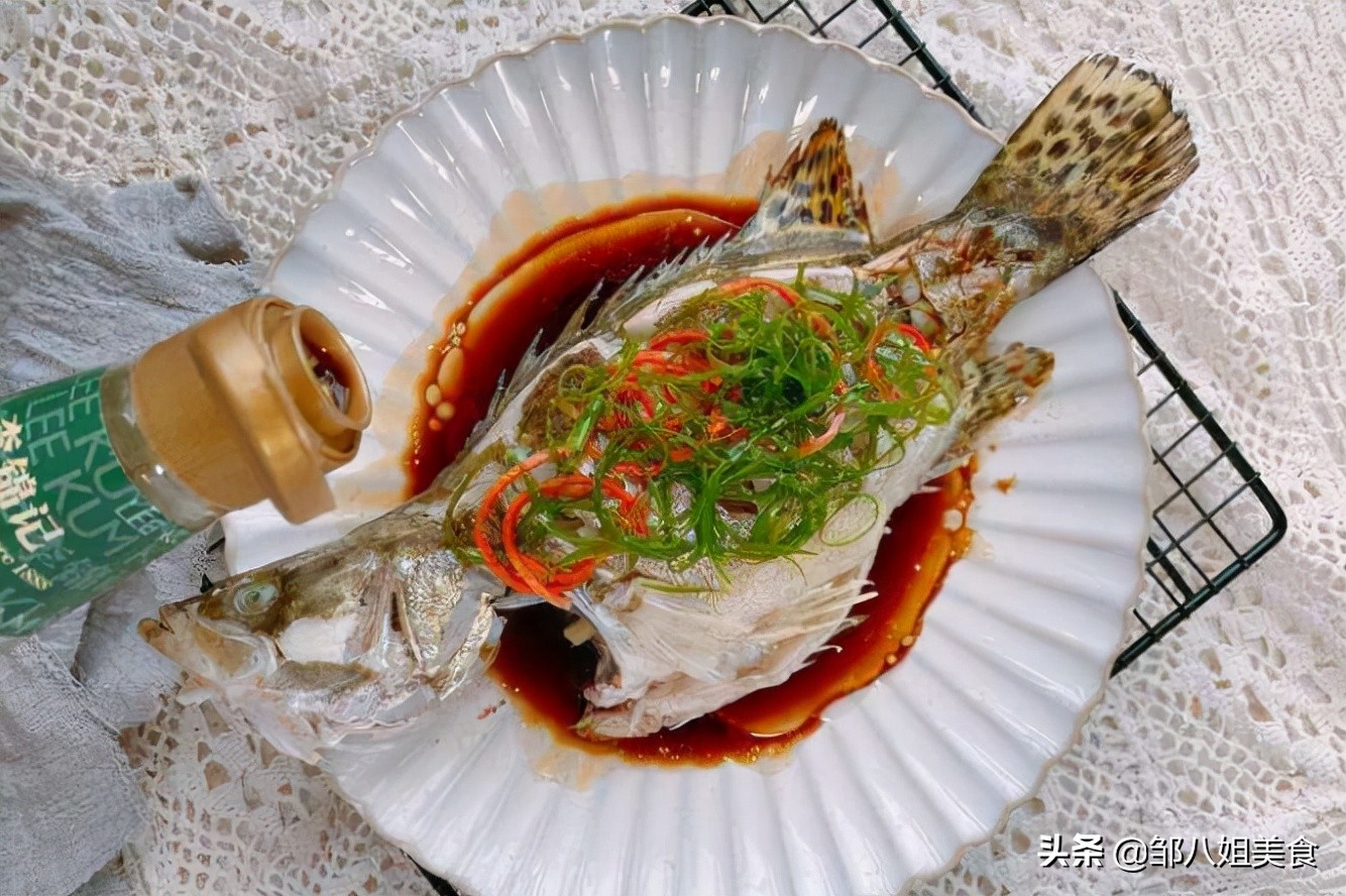 清蒸鱼的蒸鱼豉油要加热吗,清蒸鱼先放油还是蒸鱼豉油