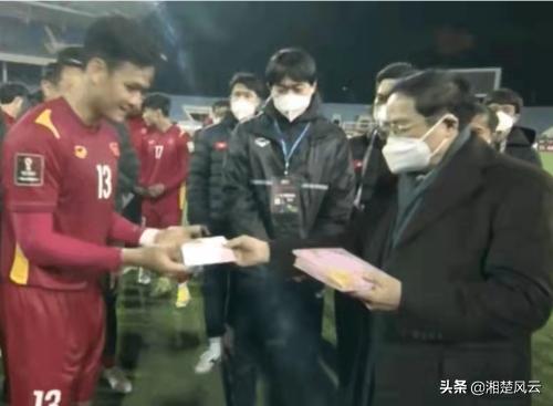 国足输给越南后球迷真实反应,足球媒体人评价国足输越南