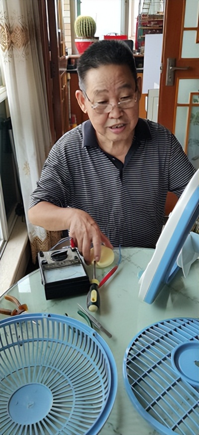 天有一双手——记军休干部吴建德义务为民服务11年