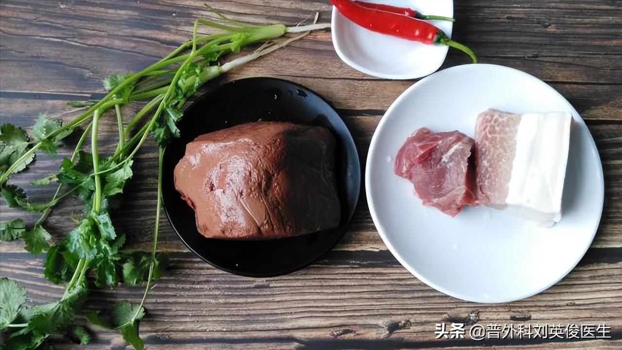 吃动物血排黑色大便是怎么回事,吃了动物血大便变黑是肺在排毒吗