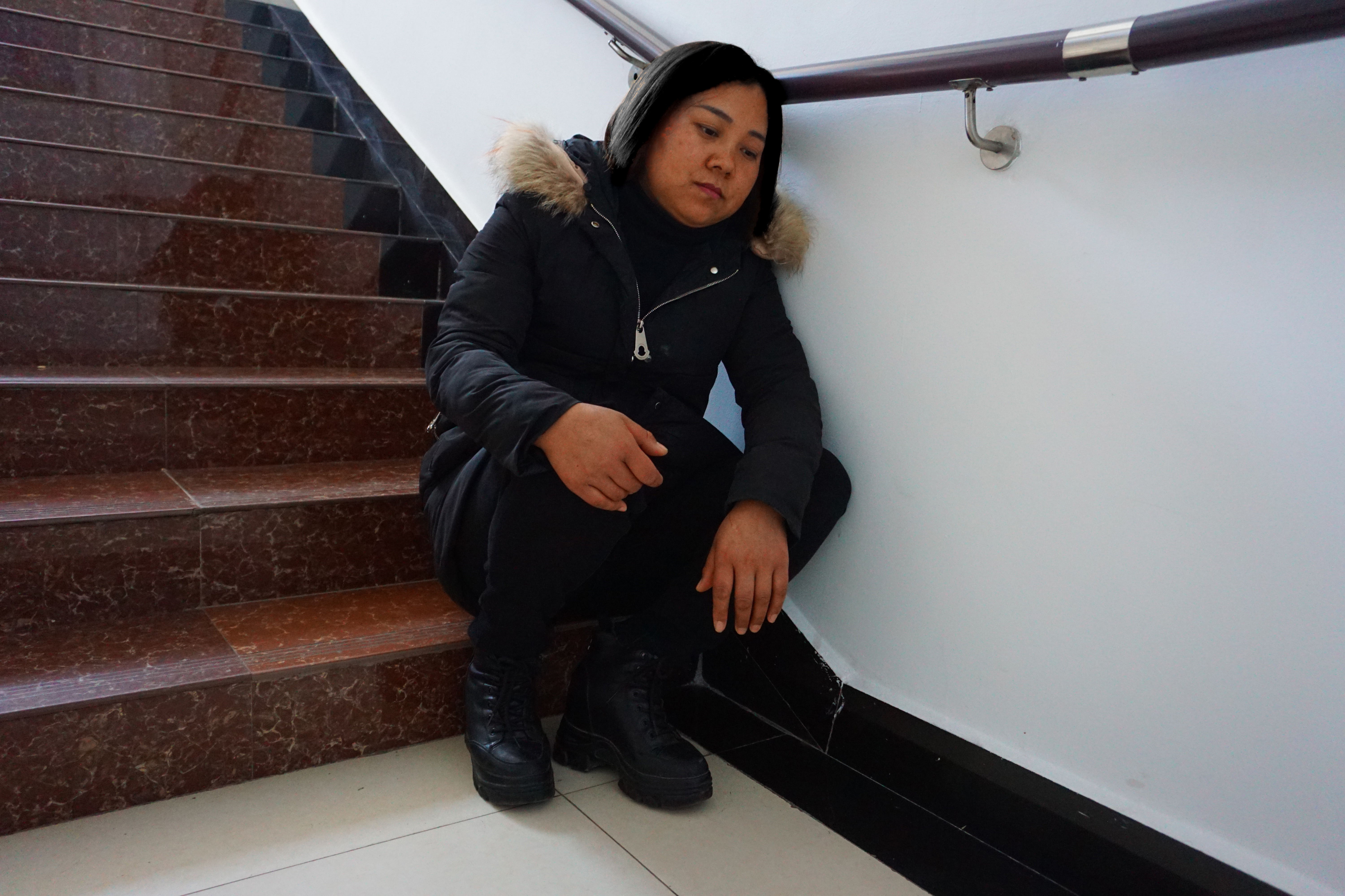 妈妈每晚搂着16岁的儿子睡觉，不开灯讲故事哄他：睡着了就不饿了