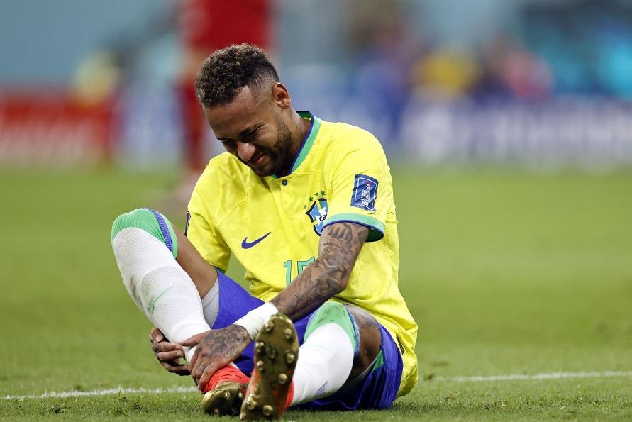 内马尔因足球带来的伤痛,内马尔不曾陨落的天才足球少年