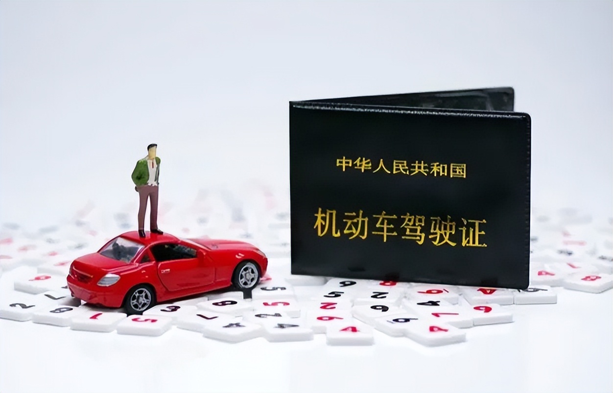 男子因为无证驾驶被查,骑摩托车无证驾驶警察会怎么判