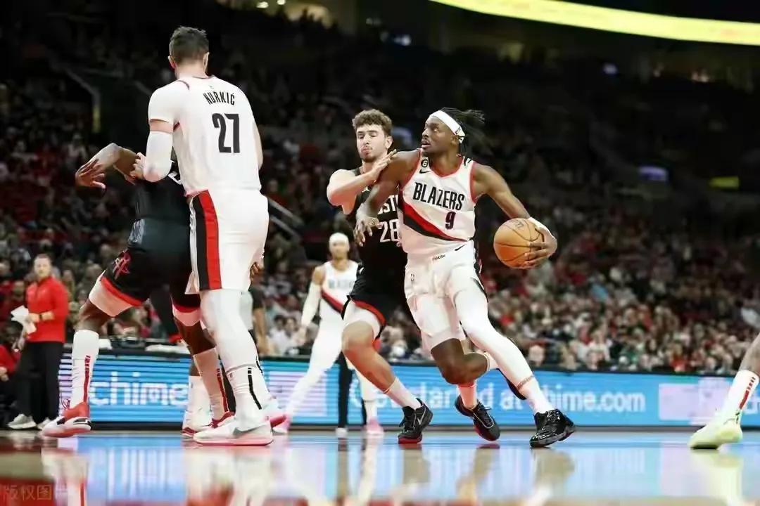 拉塞尔一打欧文就来劲,欧文单换拉塞尔