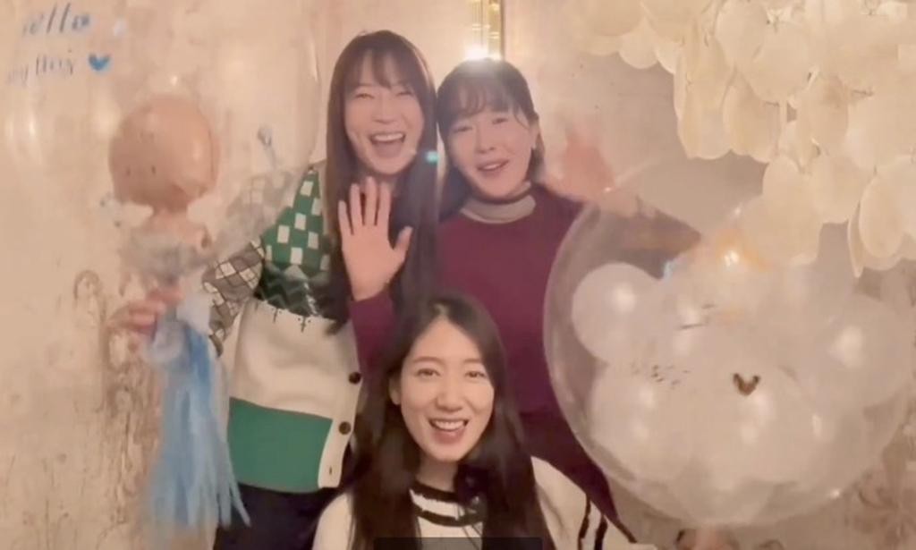 朴信惠与好友聚会，女神笑出苹果肌，气球文案曝光胎儿性别是男孩