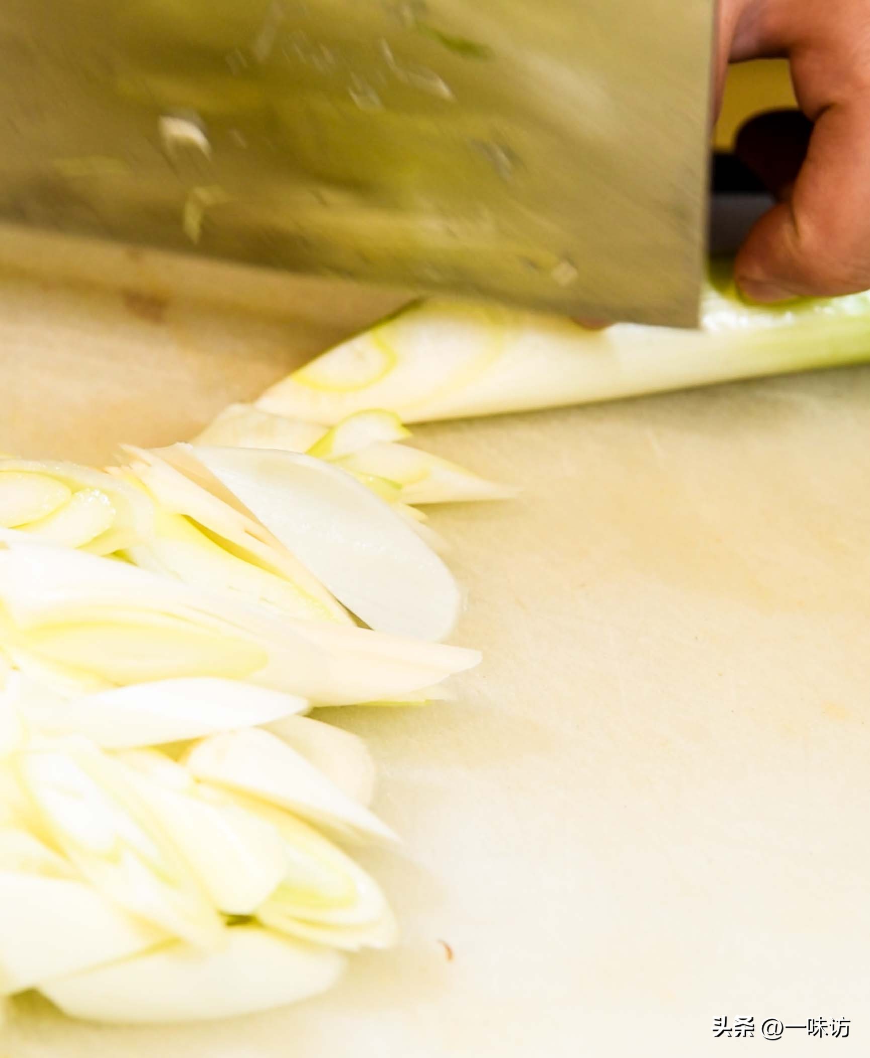 经典葱爆羊肉的正宗做法,葱爆羊肉在家怎么做肉质鲜嫩不膻