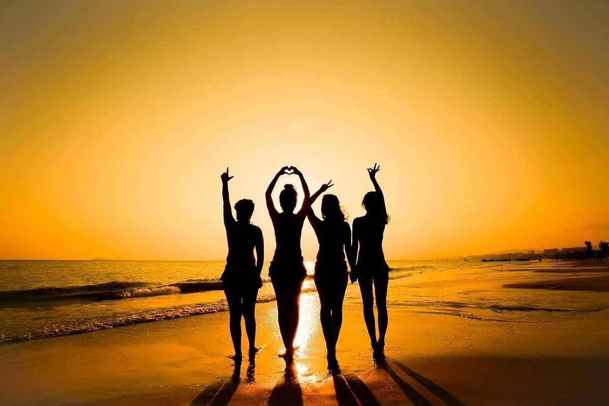 往后余生有闺蜜相伴足矣,余生的路上有两闺蜜陪着真好