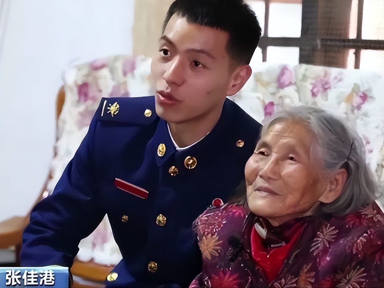 江西一小伙和81岁的老太拍婚纱,江西25岁小伙跟老妈拍婚纱照