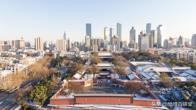 江苏城市等级划分，南京为特大城市，另有无锡徐州等10座大城市