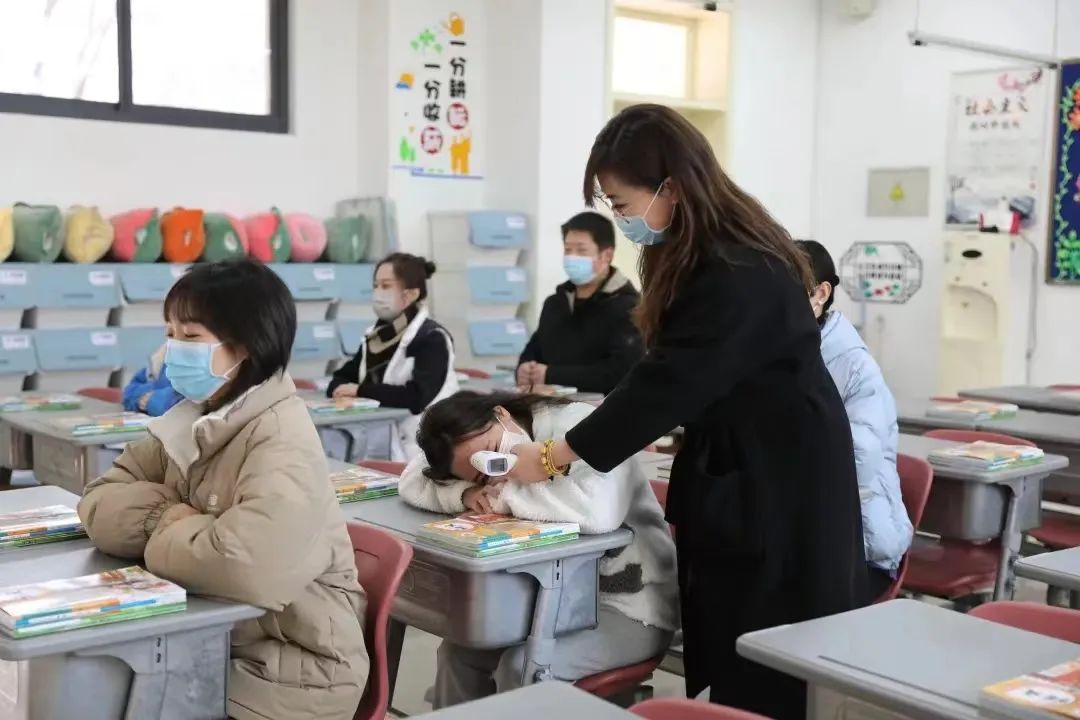 学校新冠肺炎疫情防控工作简报,小学开展新冠肺炎疫情教育