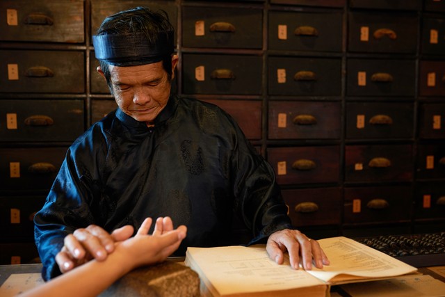 张学友耳水不平衡怎么看,张学友因耳水不平衡跌倒